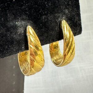 Vintage Monet Gold Tone Graduated Hoop Clip On Earrings